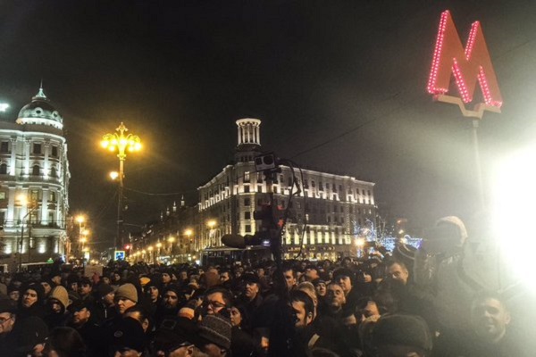 «Бабушек давят!» Как митинговали против платных парковок в Москве