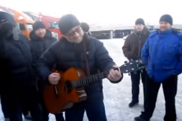 ВИДЕО. Шевчук спел вместе с протестующими дальнобойщиками