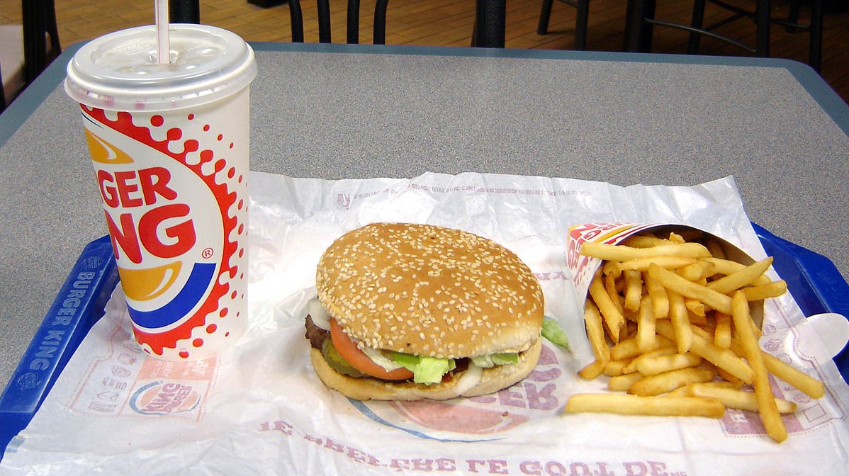 Оконфузившийся Burger King пообещал бесплатный обед за шутку о «вкусе членов»