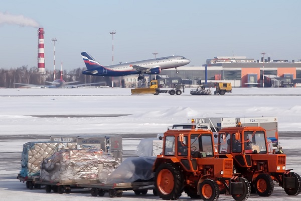 Снежный плен Москвы. Задержки десятков рейсов, авария на летном поле