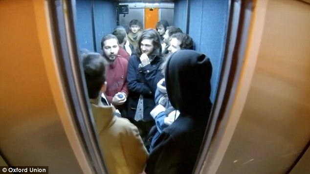 Перформанс «24 часа в лифте». Шайе ЛаБафу пришлось ударить студента по лицу