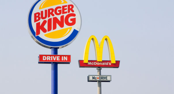 «McDonald’s ближе к тебе». Сеть ресторанов высмеяла «Burger King» в новой рекламной кампании
