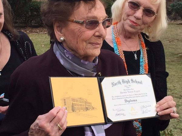 «Особенный подарок». Женщина получила диплом спустя 74 года после исключения из школы