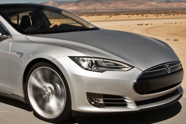 Автопилот Tesla ушёл от столкновения и спас жизнь водителю