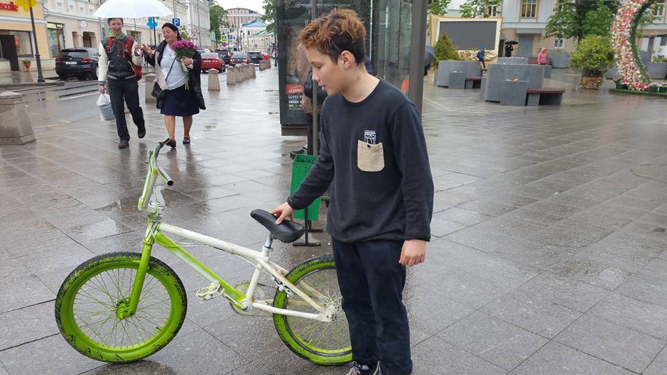История мальчика с велосипедом, которого не пропустили в московское метро, собрала 26 тысяч репостов