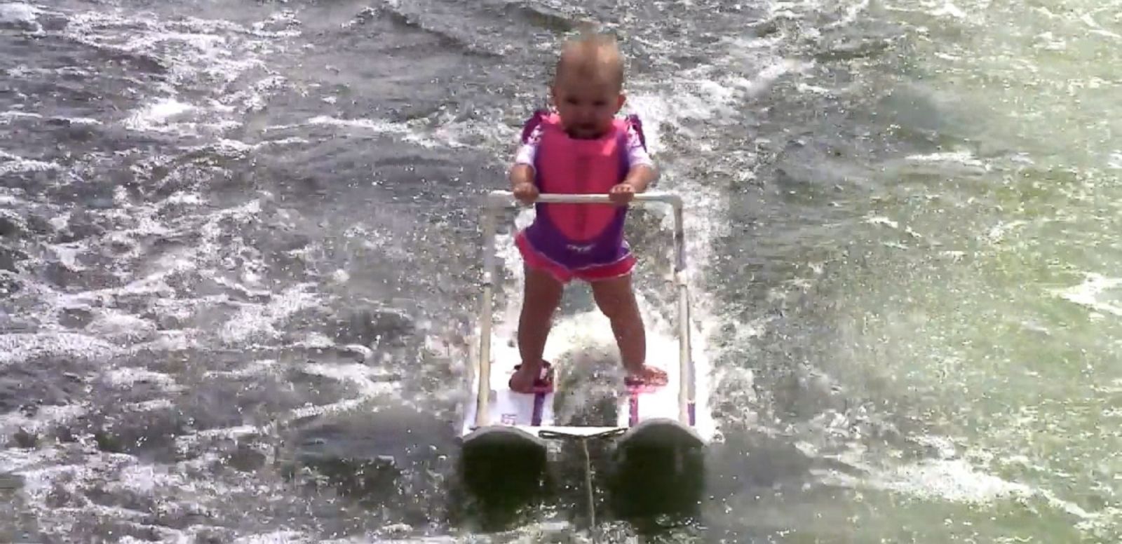 Полугодовалая девочка побила рекорд по водным лыжам
