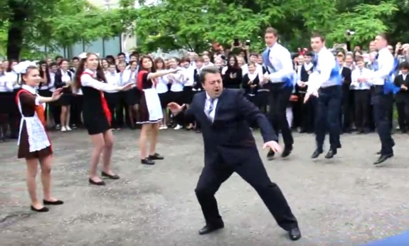 Танец директора саратовского лицея на последнем звонке стал хитом в сети