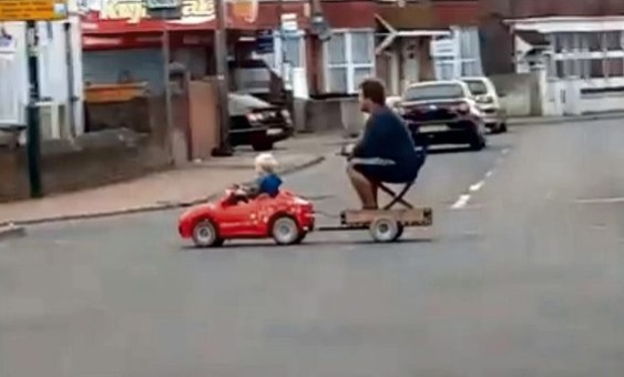 Видео: маленький мальчик везёт папу домой на игрушечной машине