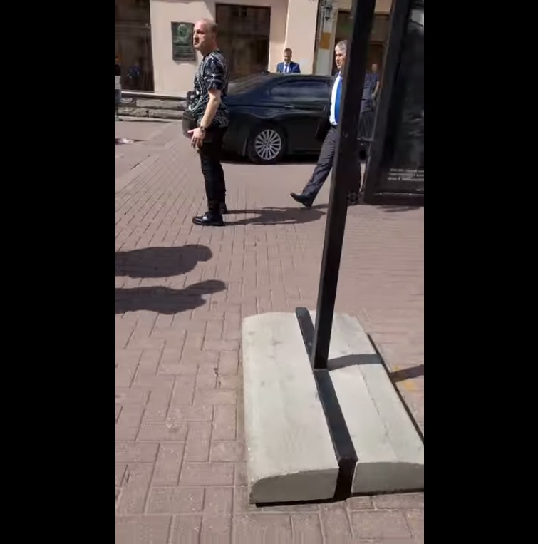 Полиция заинтересовалась бывшим чиновником на BMW, избившим девушку в центре Москвы