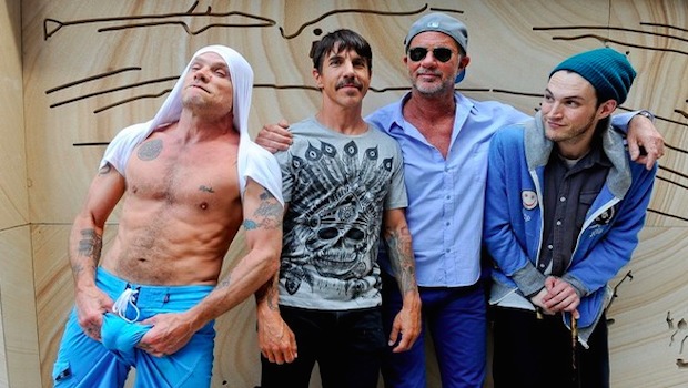 Полуголые Red Hot Chili Peppers исполнили свой хит в музыкальном шоу