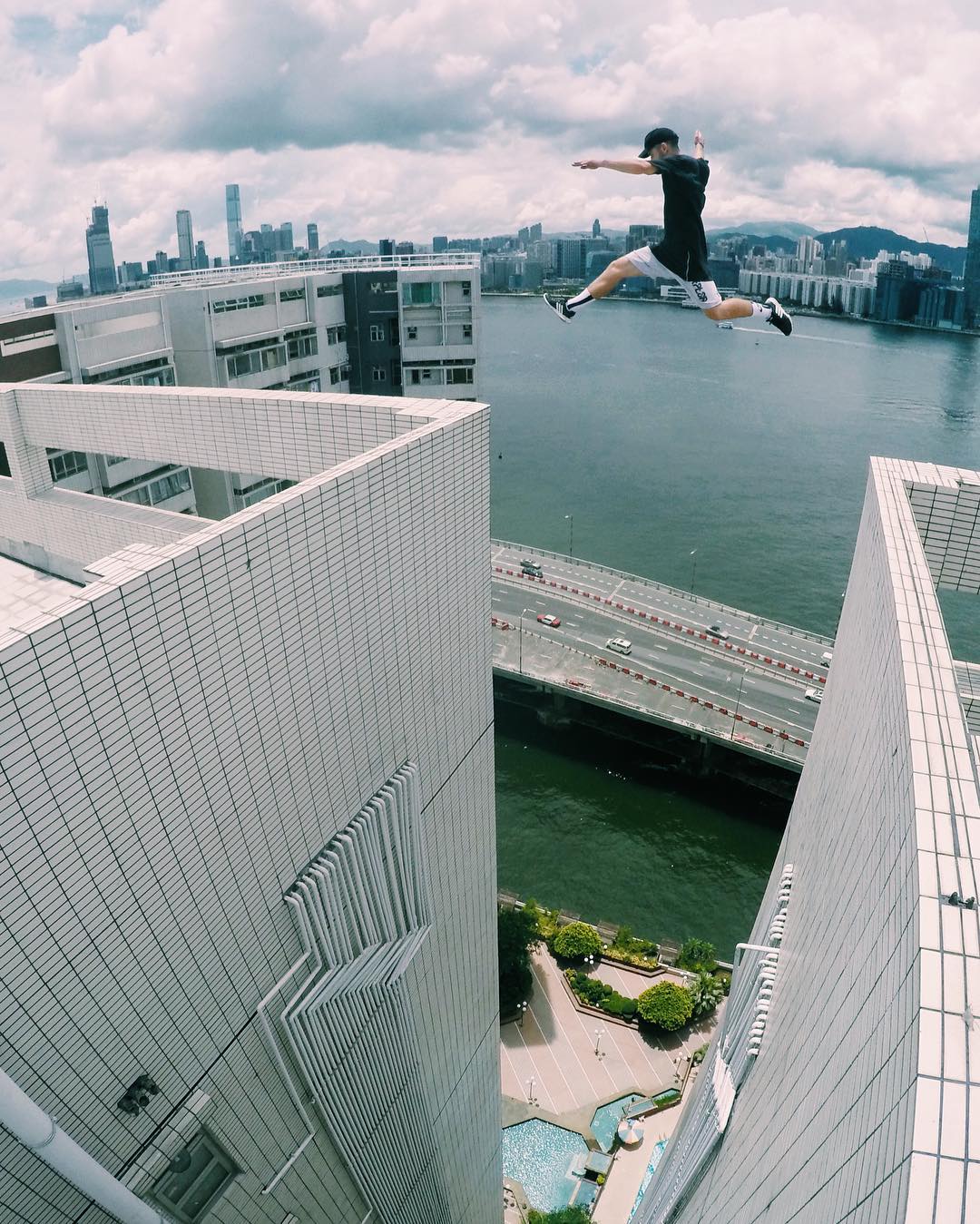 Новый Человек-паук. Прыжок британца с крыши небоскрёба в Гонконге попал на видео