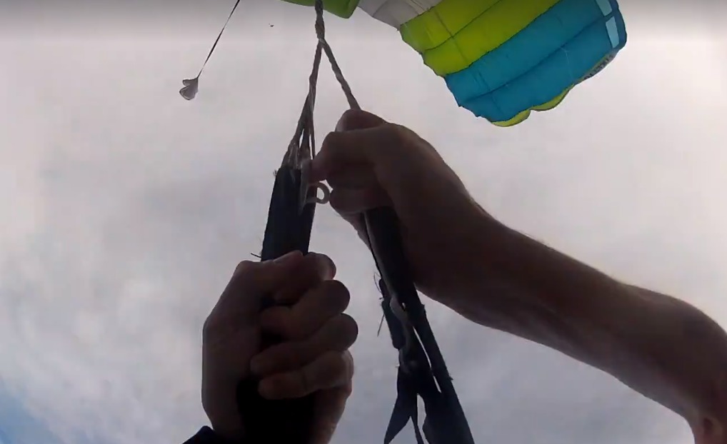 Видео: спортсмен отстегнул парашют во время прыжка