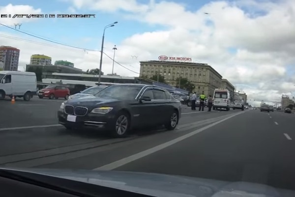 «Добраться до метро». BMW Минобороны насмерть сбил человека на Кутузовском проспекте