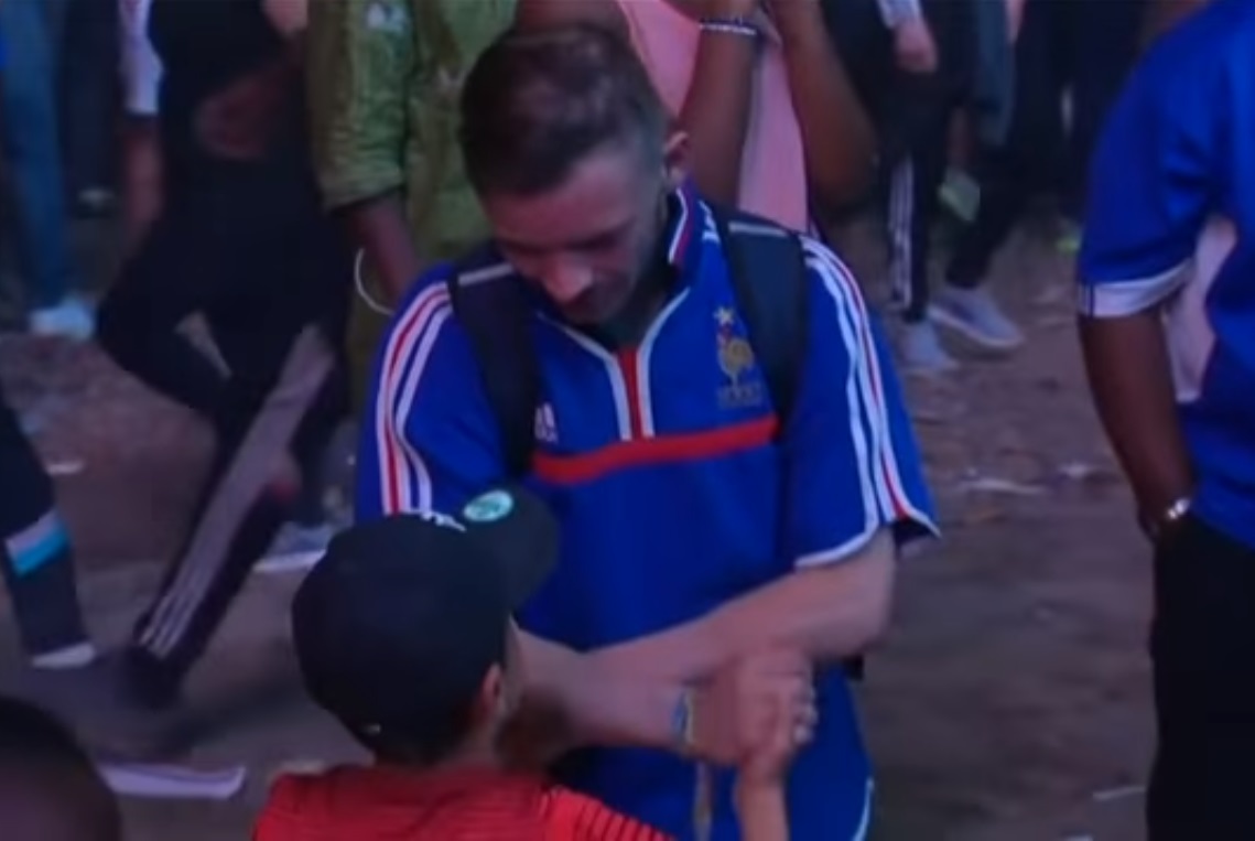 Видео: португальский мальчик утешает плачущего французского фаната