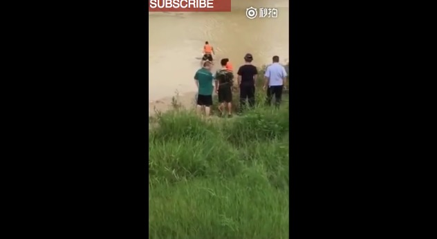 Видео: пожарные попытались спасти уснувшего в реке мужчину, приняв его за утопленника