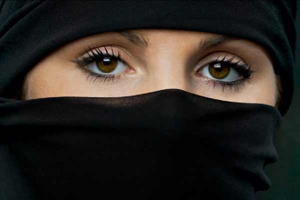 Сними хиджаб!” Как в России обсуждают запрет на ношение паранджи