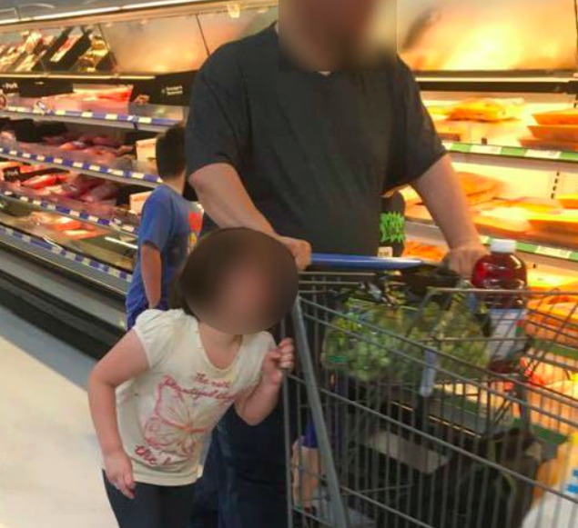 В сети возмущены мужчиной, привязавшим дочь за волосы к тележке в супермаркете