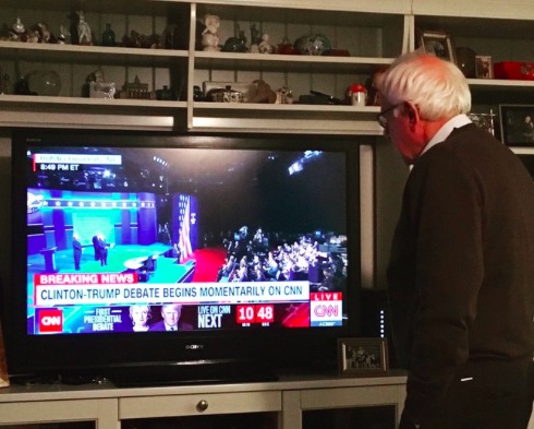 Фото Берни Сандерса, который смотрит дебаты, стало мемом в соцсетях