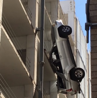 «Водителю чудом удалось вернуться». В Техасе автомобиль вылетел с 9 этажа и повис на тросе