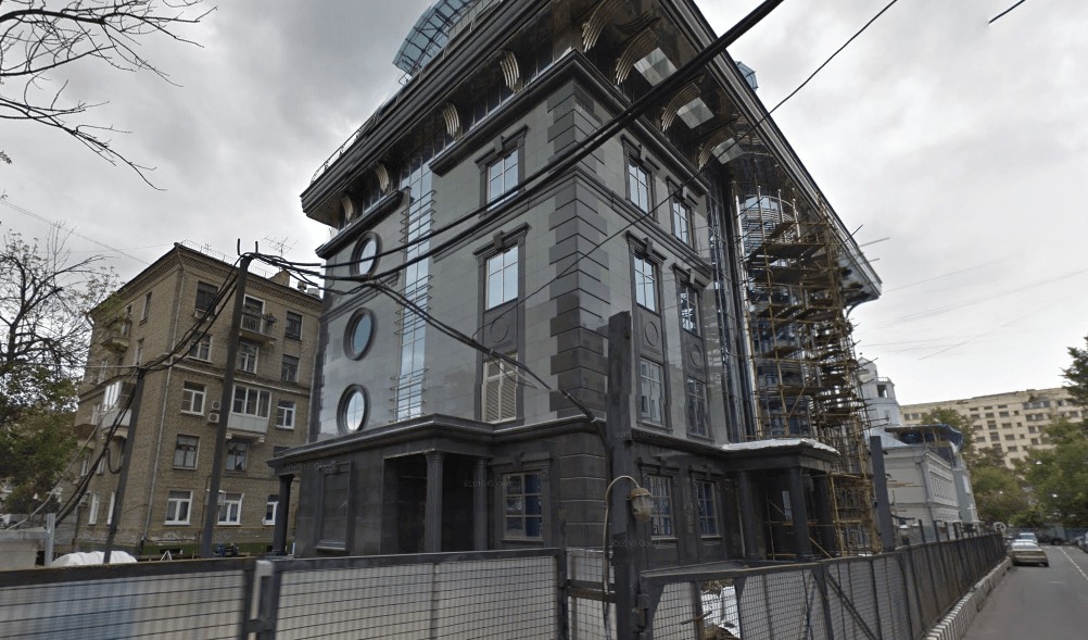 Жители дома в центре Москвы остались без горячей воды из-за построенного рядом особняка