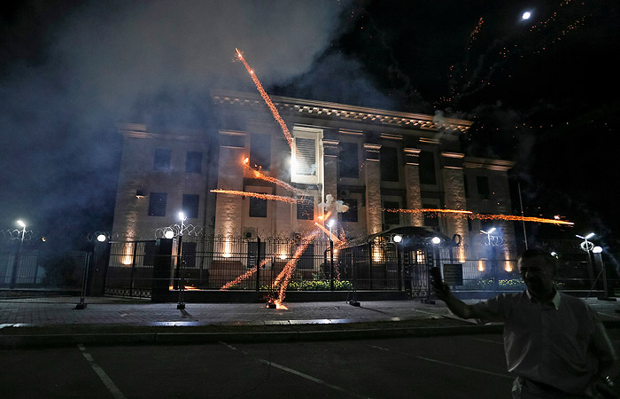 Как это было: нападение на посольство России в Киеве