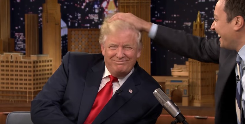 Ведущий Джимми Фэллон потрепал за волосы Дональда Трампа на своём шоу
