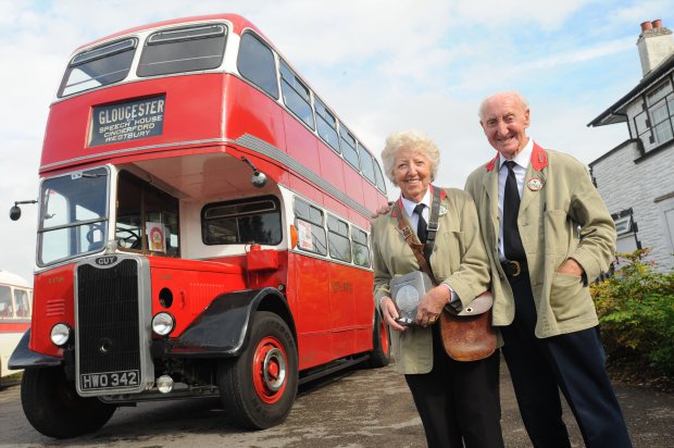 Пенсионер подарил супруге автобус, в котором они познакомились 60 лет назад