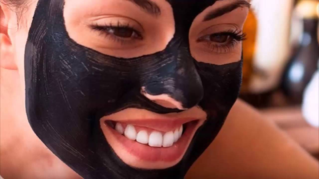 Боль и страдания. Видео девушки, снимающей маску для лица, набрало 15 миллионов просмотров