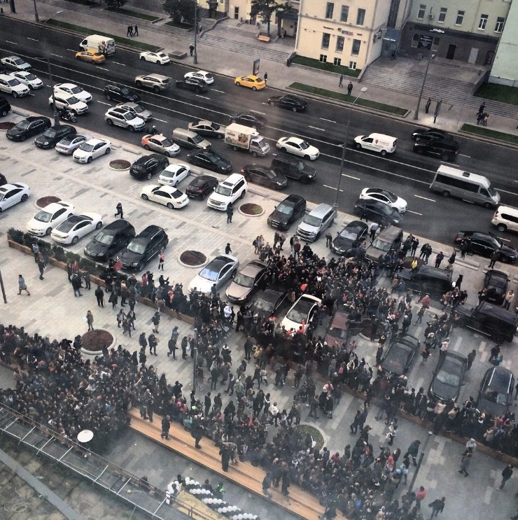 Фоторепортаж из соцсетей: в Москве выстроилась очередь за бесплатными бургерами от Тимати