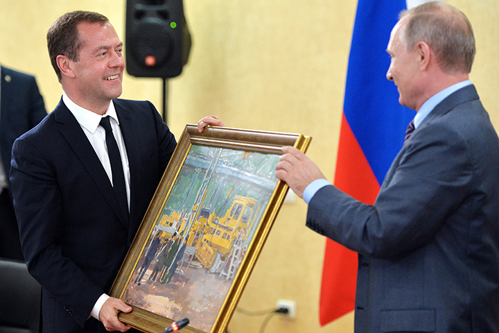 «Соответствует тому, чем он занимается». Что Путин подарил Медведеву на день рождения