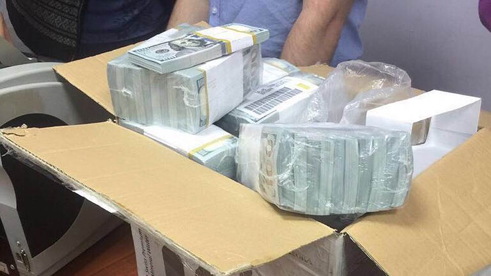 50 сумок и коробок. СМИ опубликовали фото найденных у Захарченко 9 млрд рублей