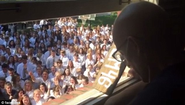 Видео: 400 студентов пришли к дому больного раком профессора и спели песню