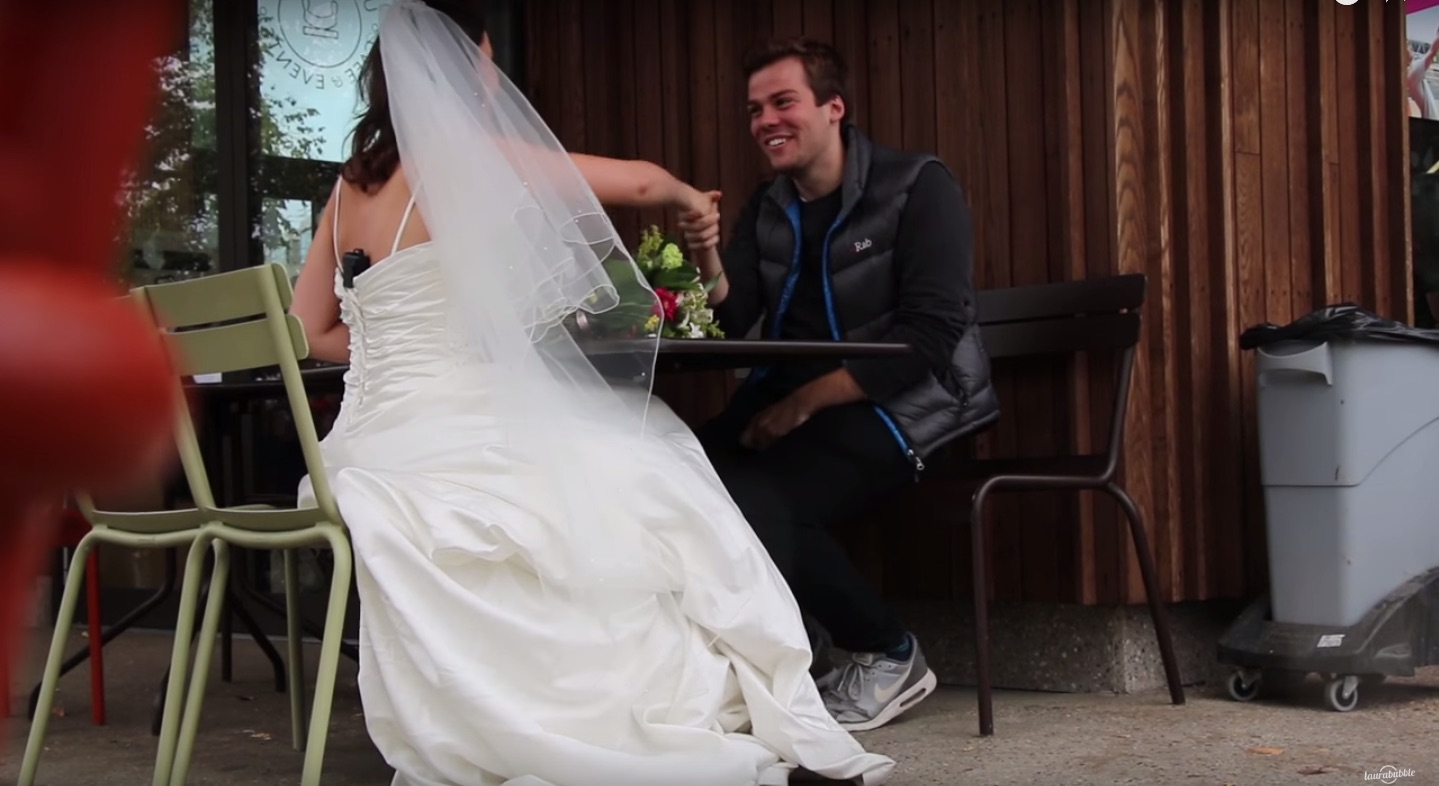 «В общем, я пошёл». Блогер ходила на первые свидания в Tinder в свадебном платье