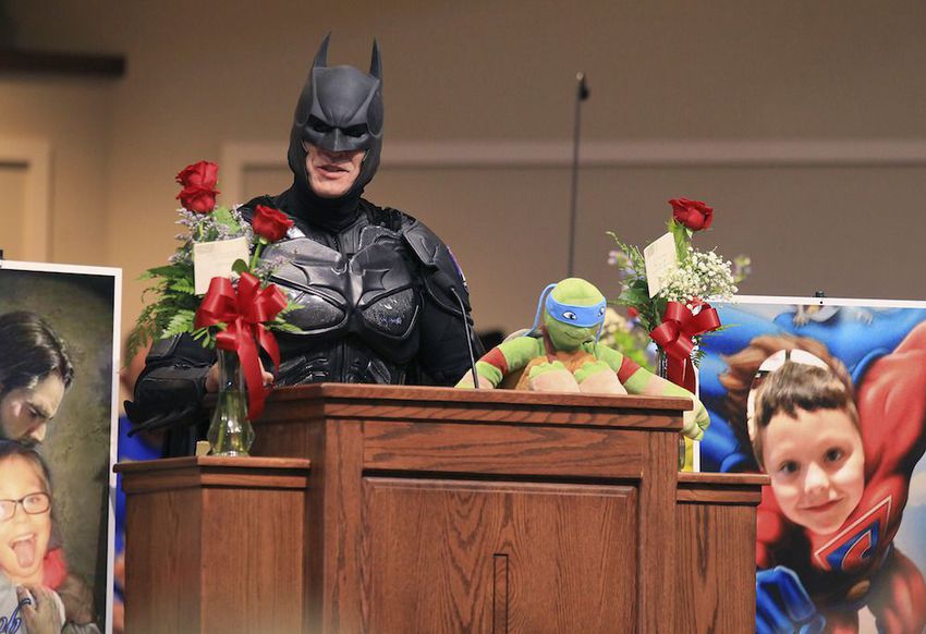 Прощание с супергероем: шестилетнего мальчика похоронили в костюме Бэтмена