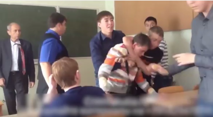 Видео: студент колледжа в Якутии напал на преподавателя из-за требования снять наушники