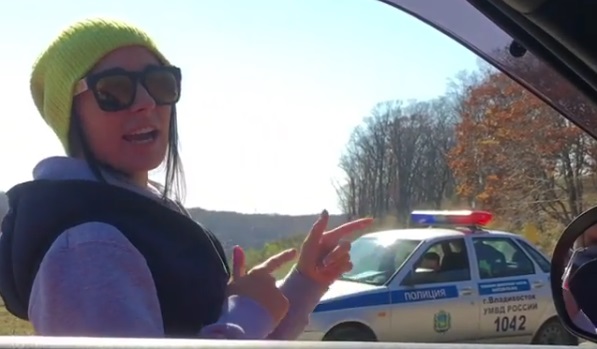 Видео: девушку штрафуют за превышение скорости, а она танцует