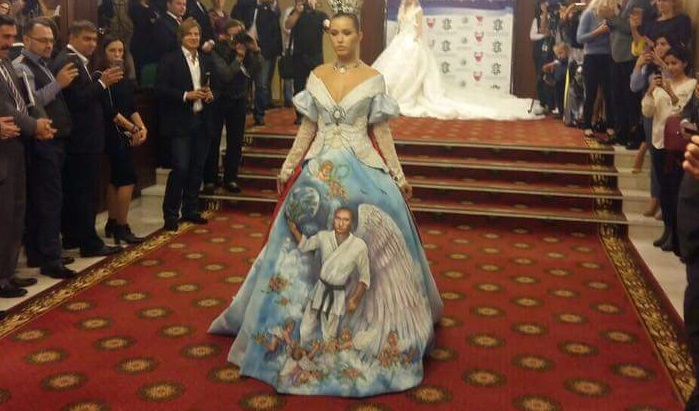 «Архангел Владимир Владимирович». На международном форуме показали платье с Путиным-ангелом