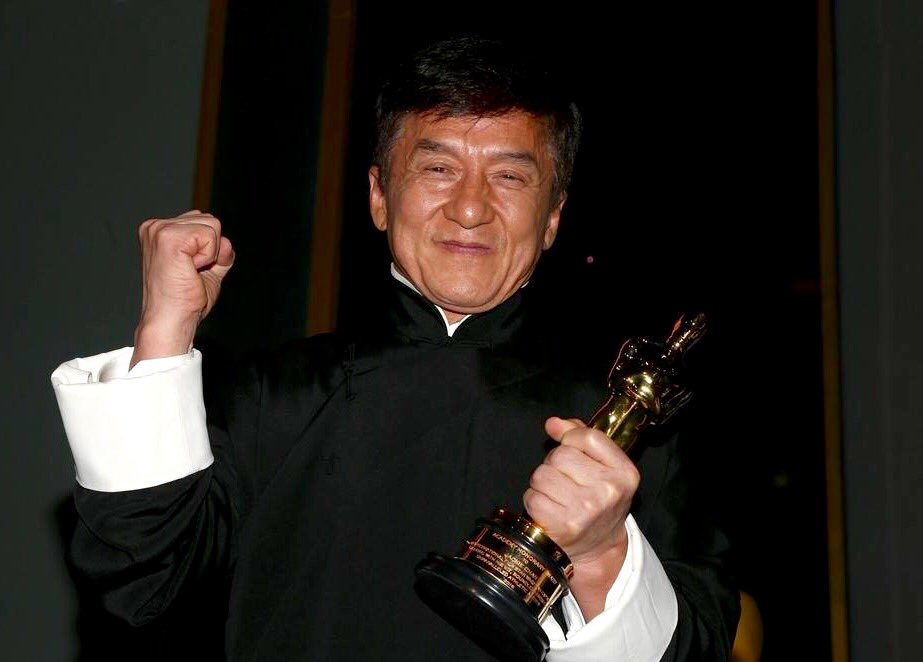 Джеки Чан получил почётный «Оскар» и обрадовал пользователей соцсетей