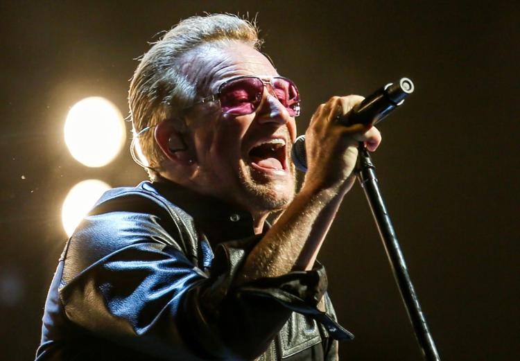 Glamour назвал Боно из U2 «Женщиной года»