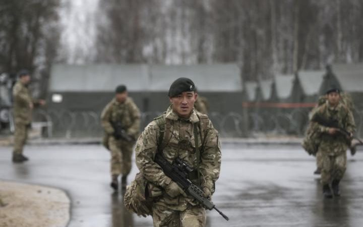 Как британские СМИ обвинили российских журналистов в планировании драки с британскими военными в Риге