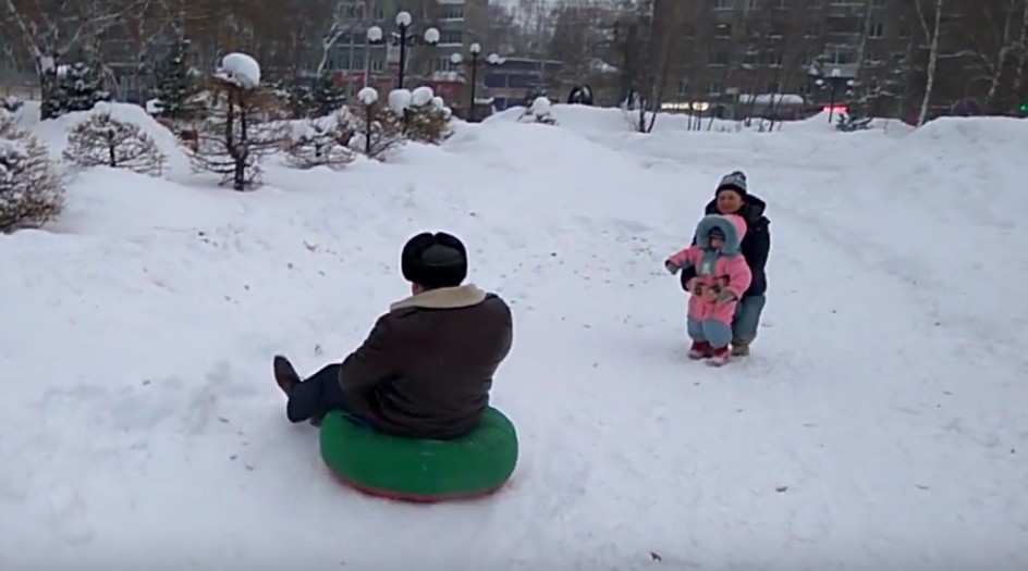 Видео: томский чиновник катается на ледяной горке ради безопасности детей