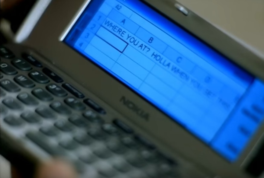 «Это была новая технология». Рэпер Nelly объяснил, почему в его клипе девушка писала сообщение в Excel