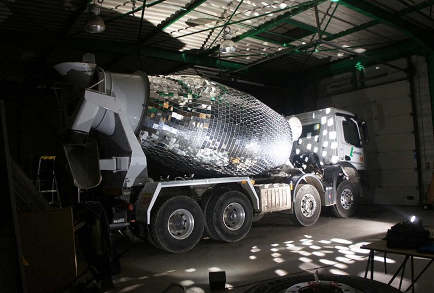 Видео: француз превратил бетономешалку в огромный диско-шар