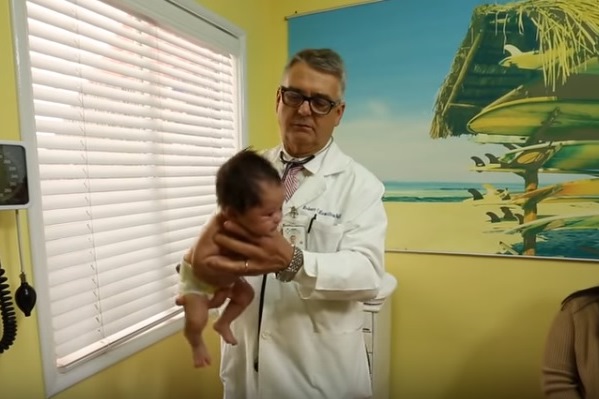 Педиатр показывает, как успокоить плачущего младенца за 10 секунд. Мы все качаем неправильно