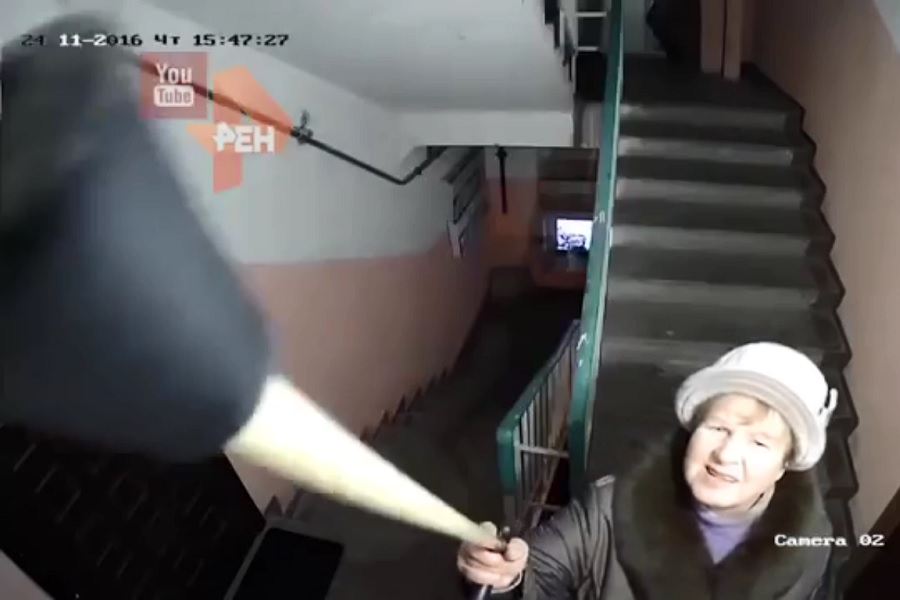 Видео, на котором соседи пытаются сломать камеру наблюдения в подъезде, поразило пользователей Reddit