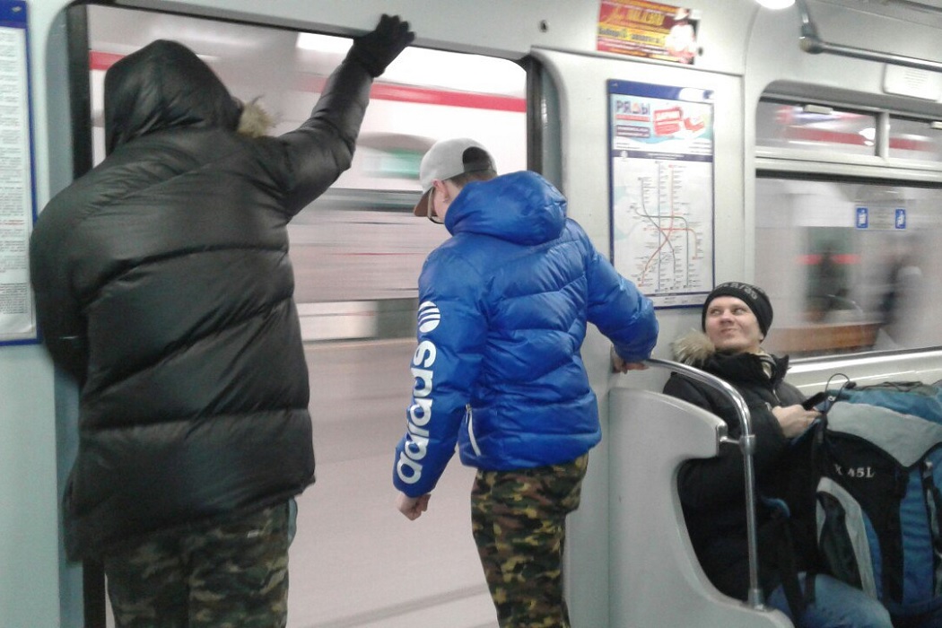 Дорхолдеры попали на видео и объяснили, как кататься в метро с открытой дверью