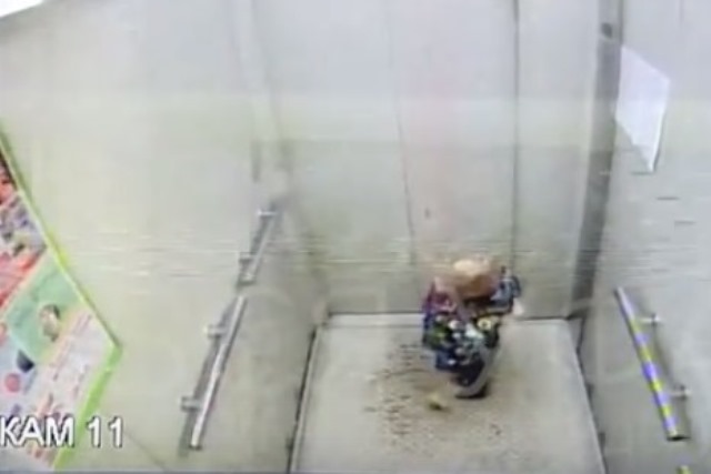 Воспитатели детсада в Уфе забыли в лифте двухлетнего мальчика