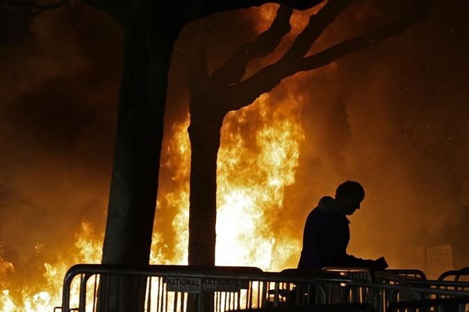 В Калифорнийском университете противники Трампа напали на оппонентов с битами и газовыми баллончиками, подожгли кампус