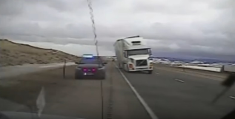 Видео: ветер сдул грузовик и перевернул его на полицейскую машину