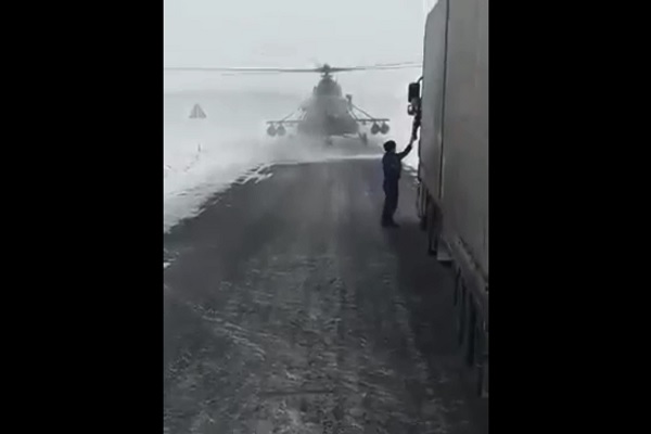 «***, курсанты что ли угнали?» Вертолёт в Казахстане приземлился на трассе, чтобы спросить дорогу